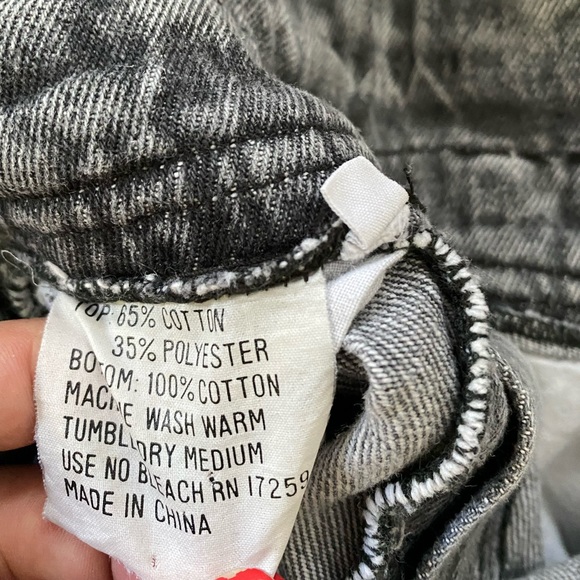 ADORABLE 90S KIDS ACID WASH DENIM OVERALLS WITH CARGO POCKETS - Picture 16 of 16